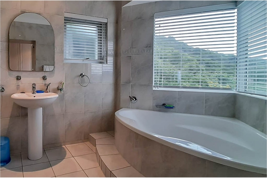 5 Bedroom Property for Sale in Kingfisher Creek Western Cape